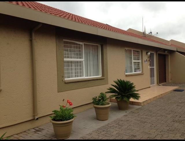 3 BEDROOM TOWNHOUSE FOR SALE IN VANDERBIJLPARK SE 3